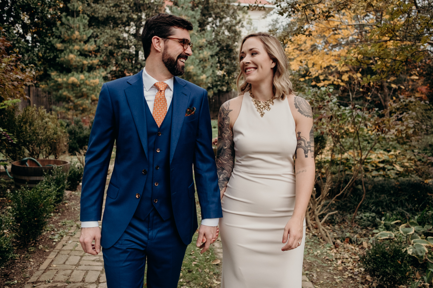 couple walking through the gardens at tudor place